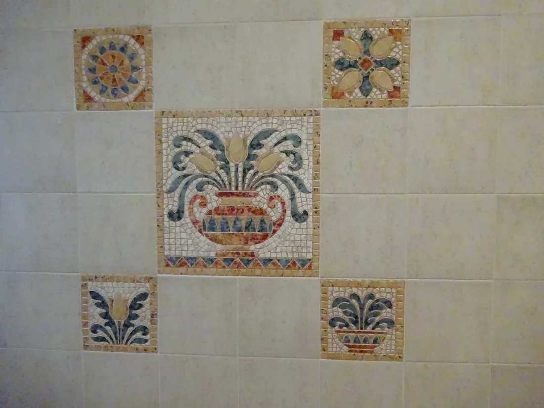Geflieste Badezimmerwand im Nassbereich