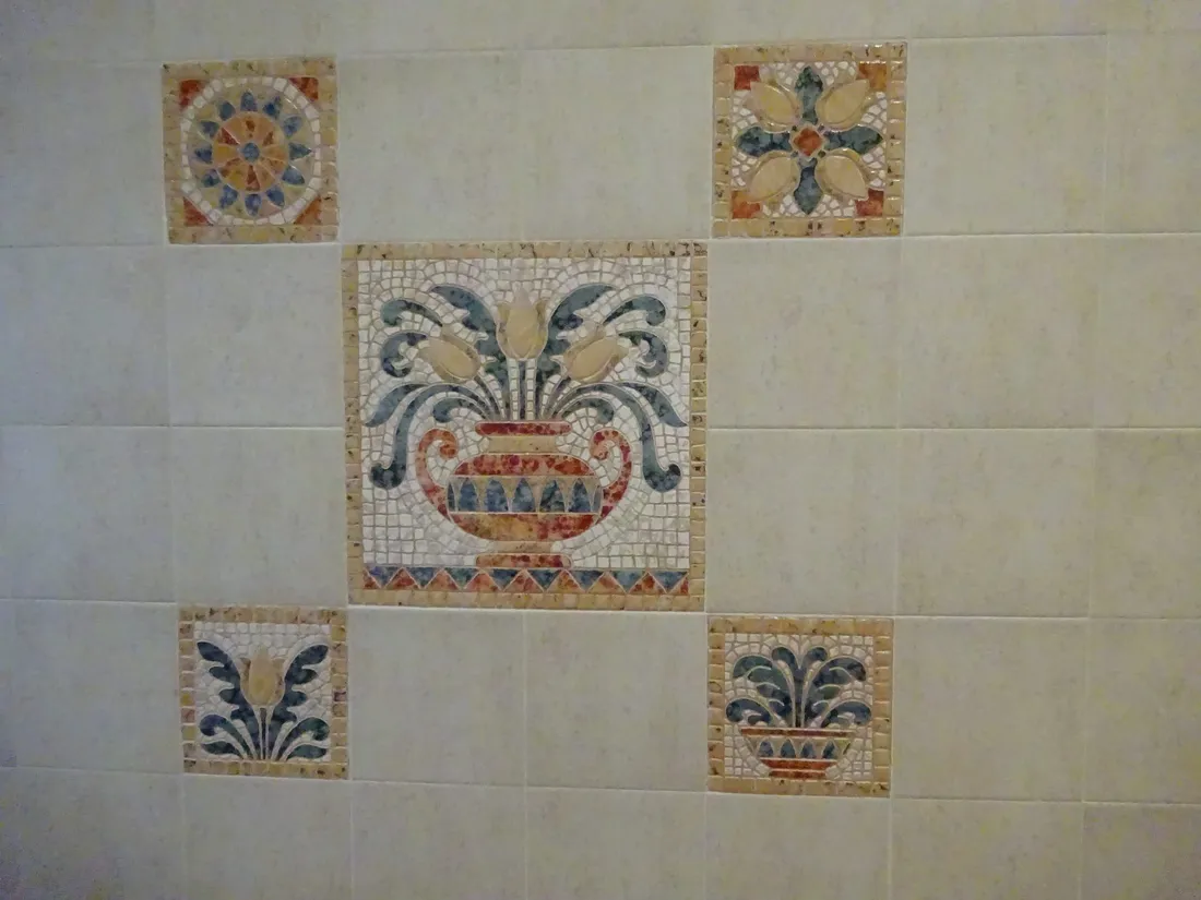 Geflieste Badezimmerwand im Nassbereich