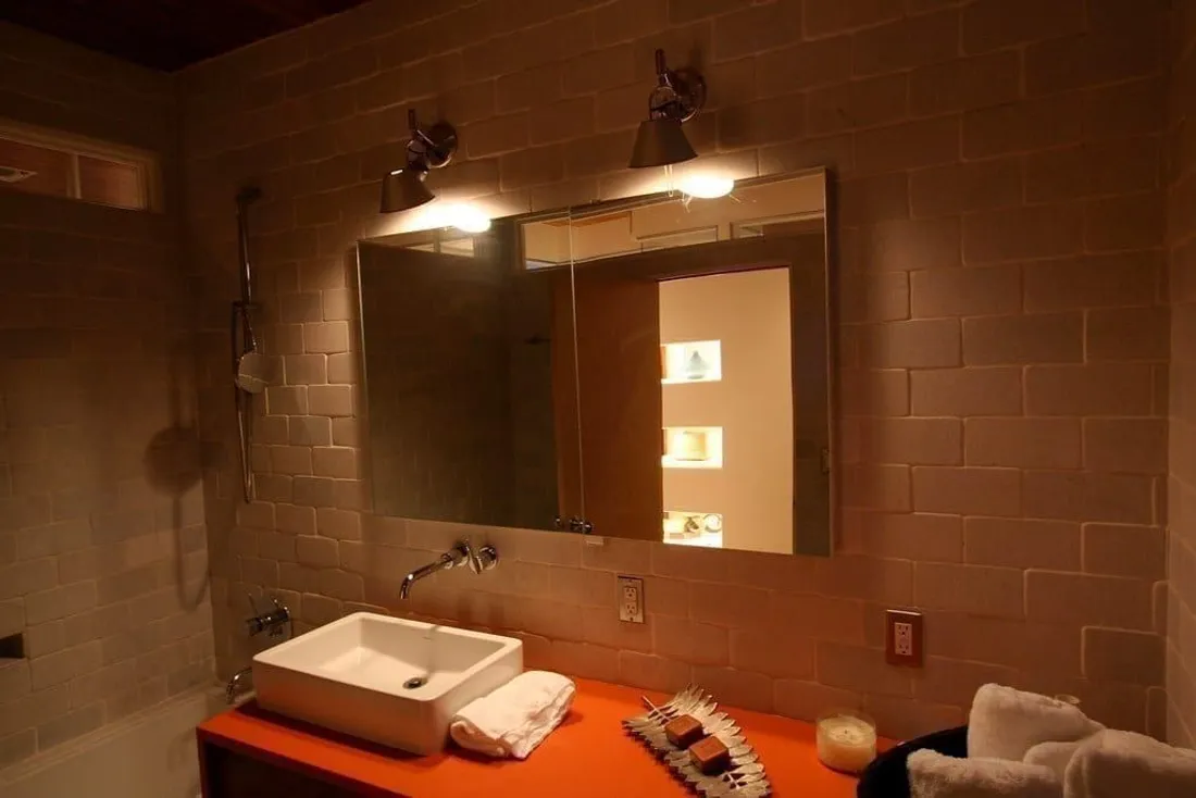 Modernes Badezimmer mit Spiegel und Beleuchtung