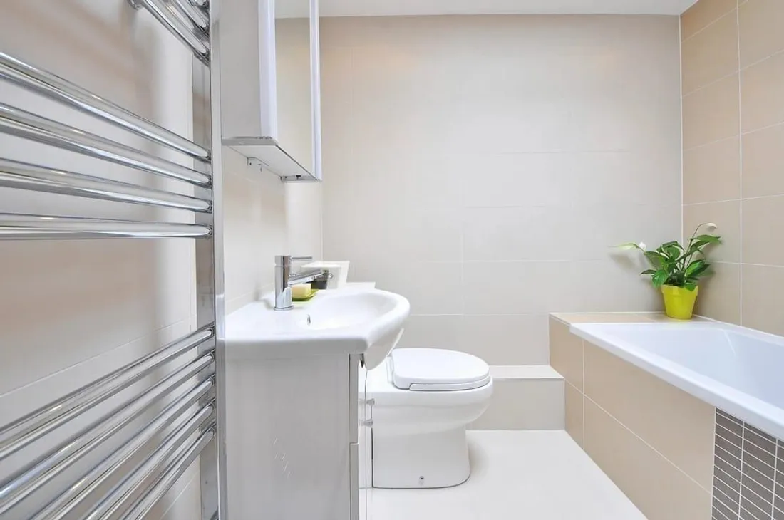 Modern gestaltetes, helles Badezimmer
