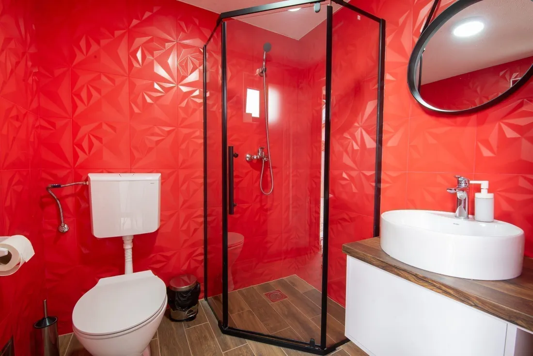 Modernes Badezimmer mit Dusche, Waschbereich und Fliesen