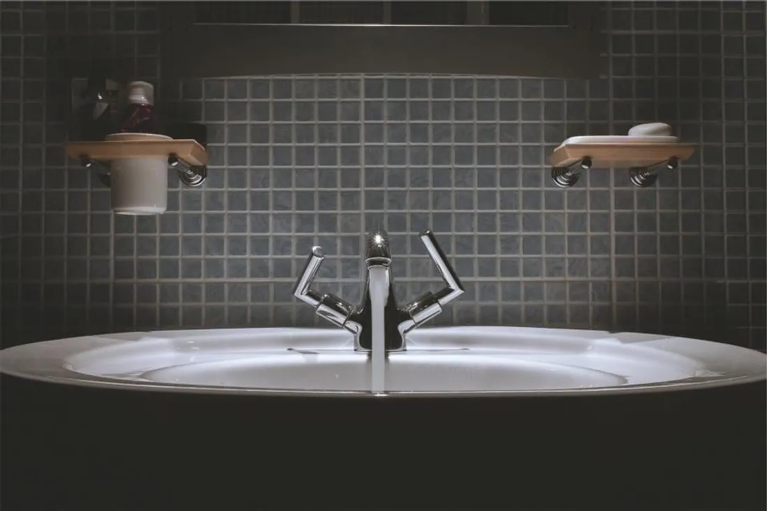 Modernes Badezimmer mit Bodenbelag