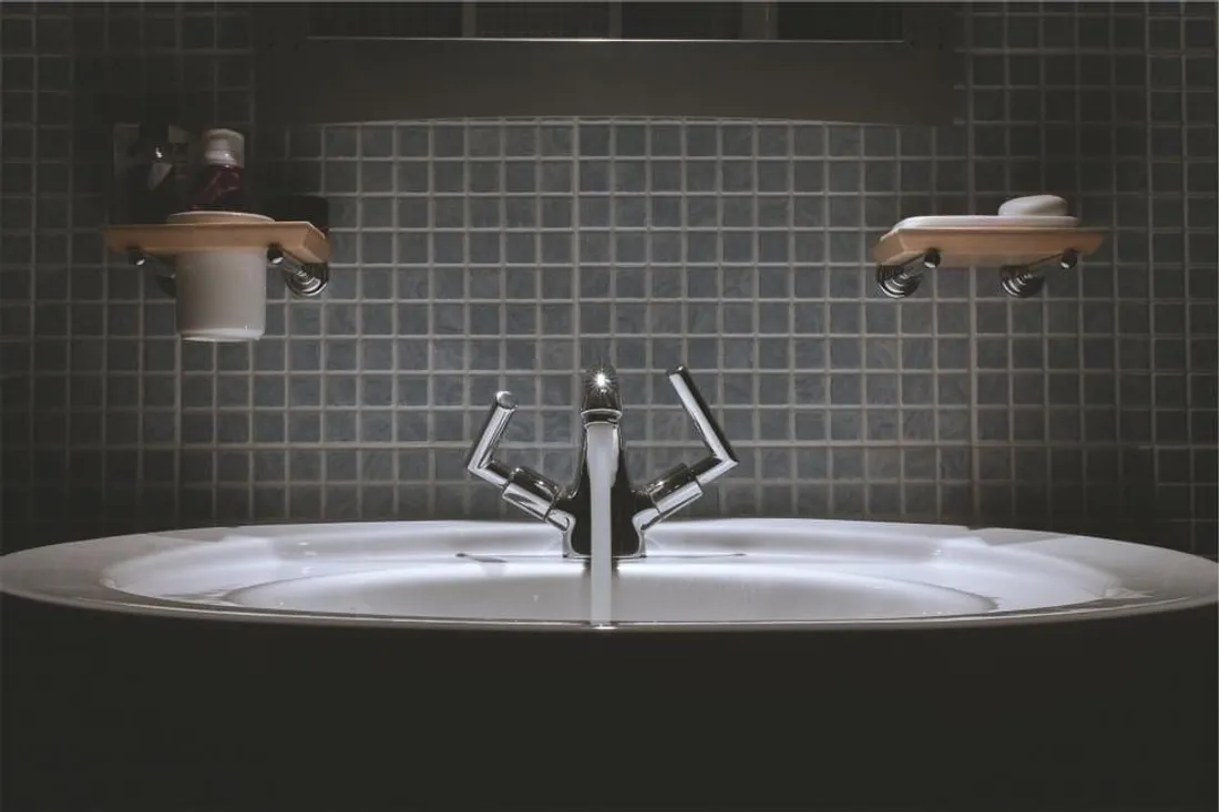 Modernes Badezimmer mit Bodenbelag