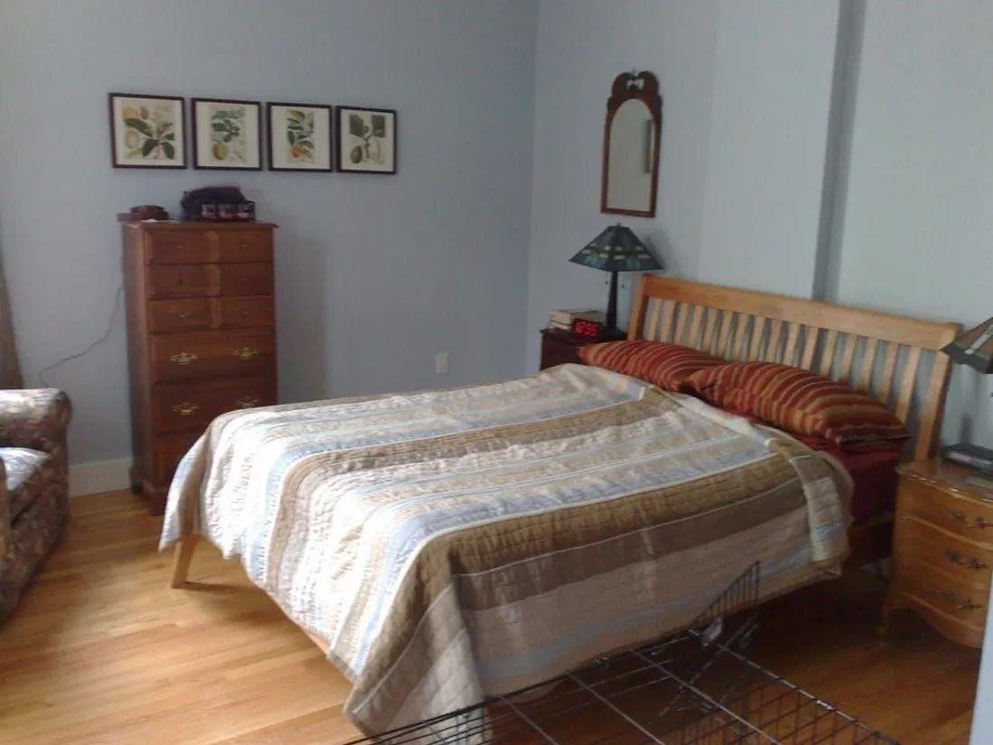 Schlafzimmer mit wohnlichem Bodenbelag