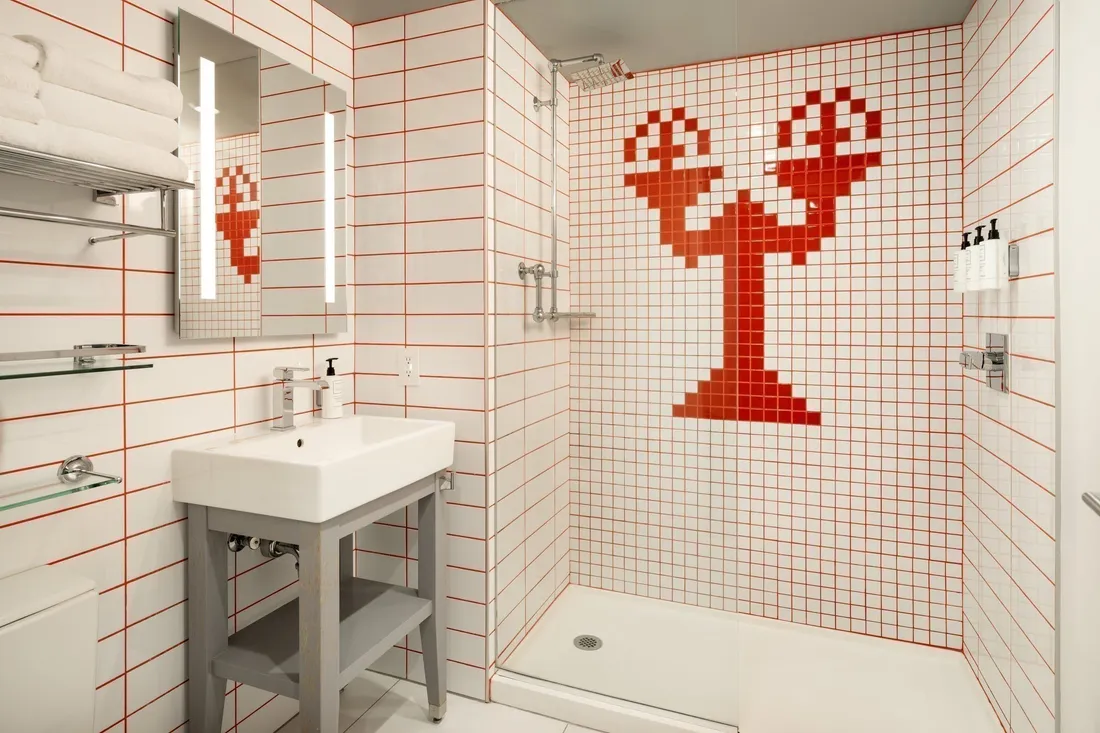 Badezimmer mit bodengleicher Walk-in-Dusche und Glasabtrennung