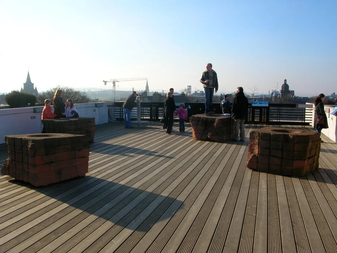 Dachterrasse mit Belag und Ausblick