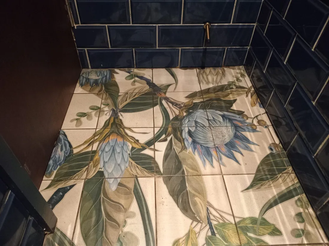 Fliesenarbeiten an einer Badezimmerwand