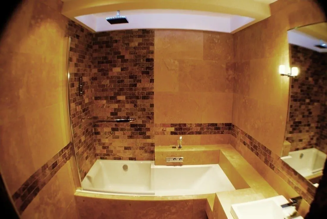 Kompaktes, modern gestaltetes Badezimmer