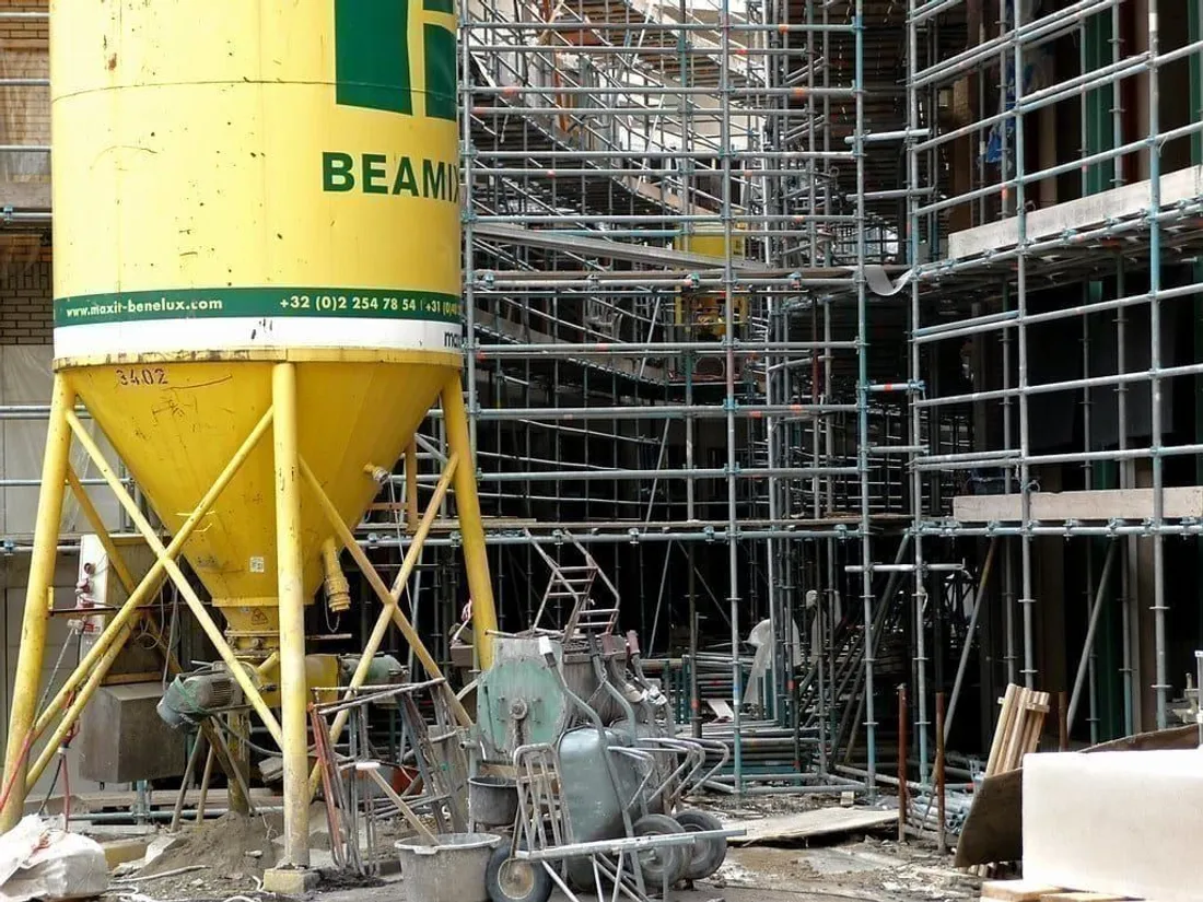 Baumaterialien auf einer Baustelle
