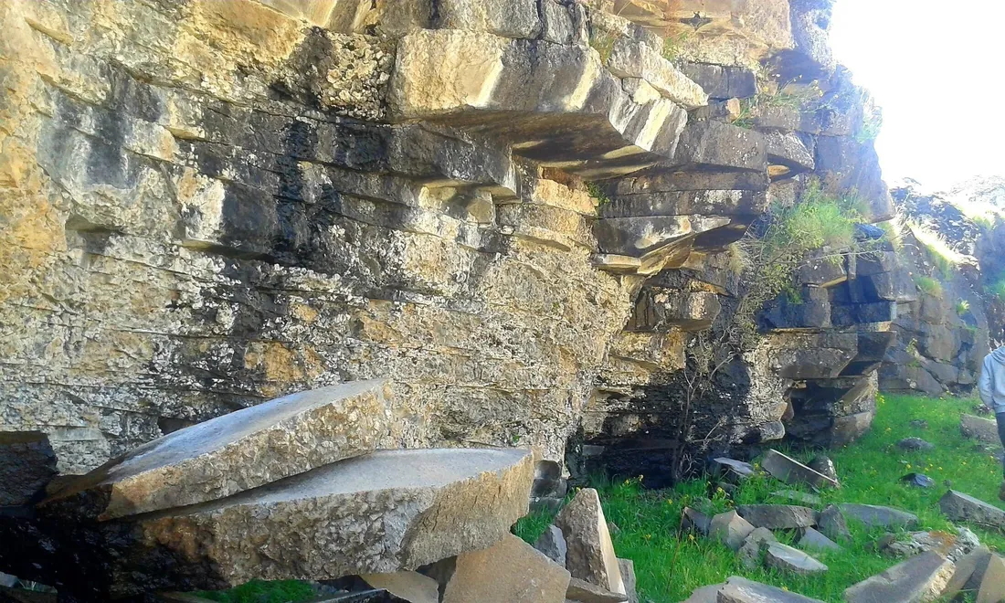 Natursteinwand aus Bruchstein