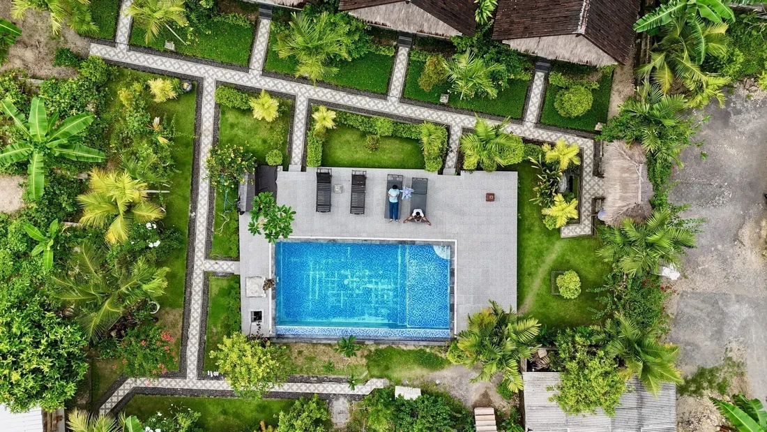 Poolbereich mit Natursteinbelag