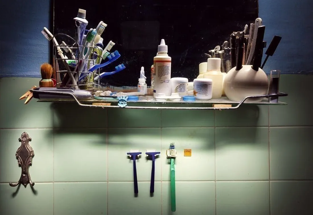 Badezimmerspiegel über dem Waschtisch