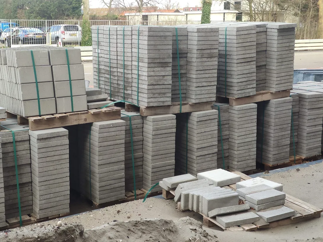 Fugen zwischen Terrassenplatten