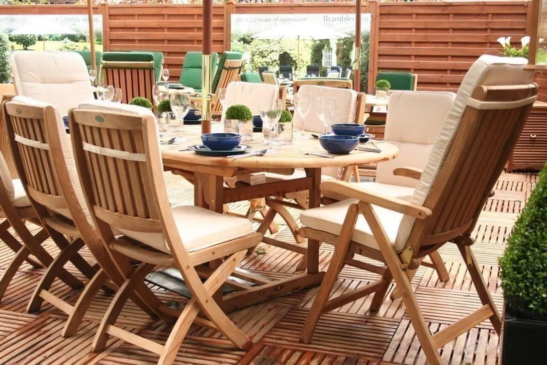 Holzterrasse mit Möbeln als Terrassenbelag