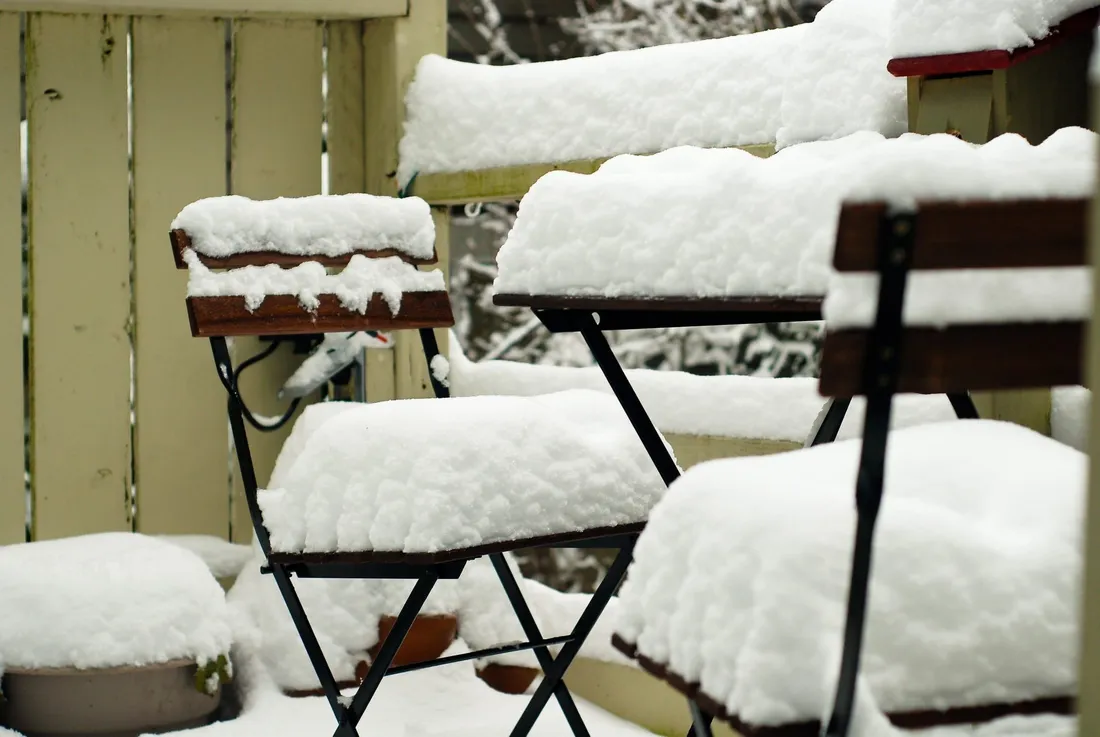 Terrasse im Winter mit Schnee
