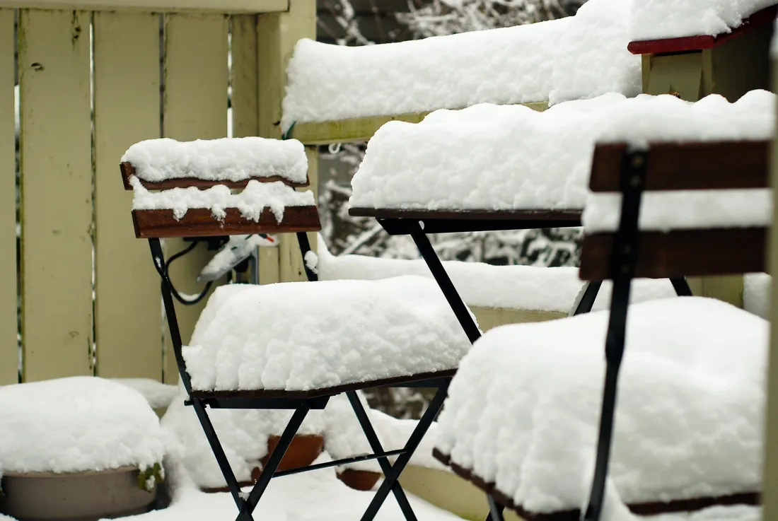 Terrasse im Winter mit Schnee