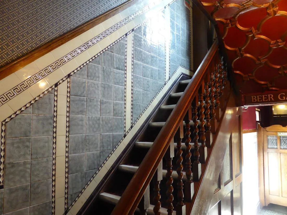 Geflieste Treppe mit Stufen