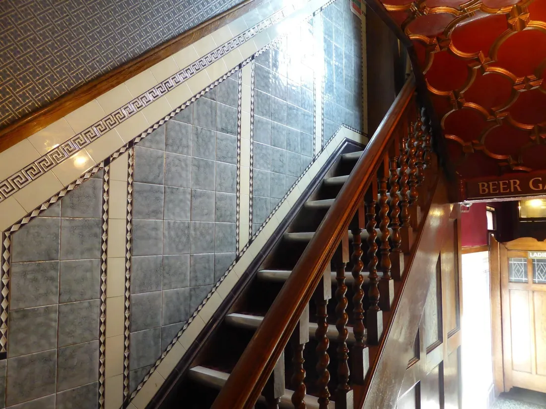Geflieste Treppe mit Stufen