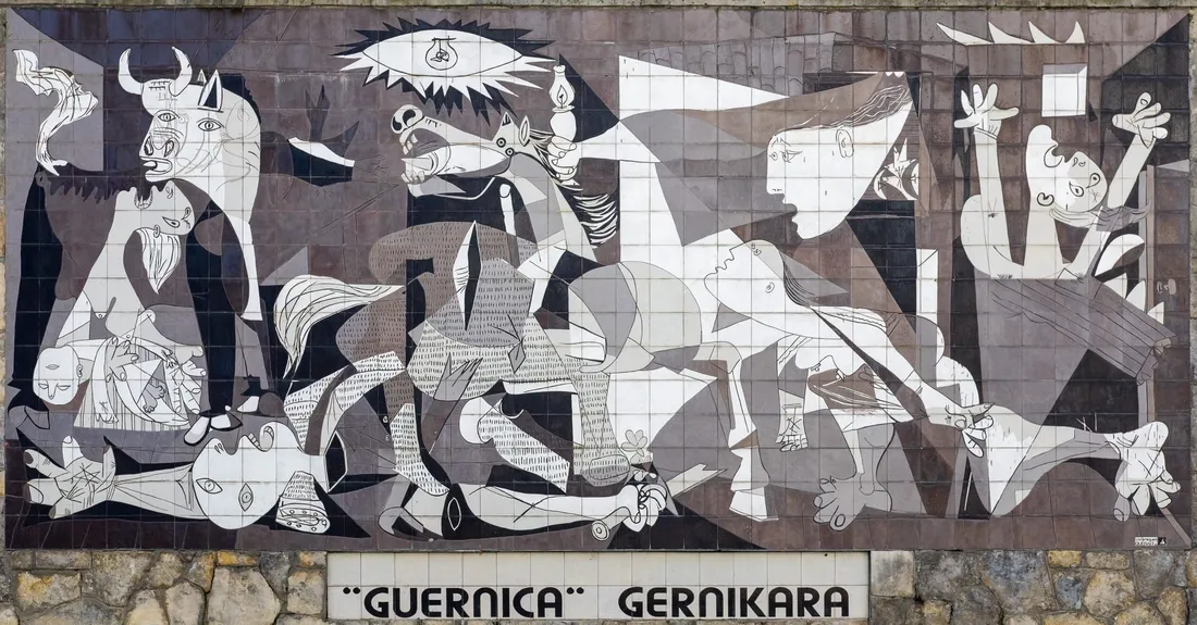 Geflieste Wand mit Wandfliesen
